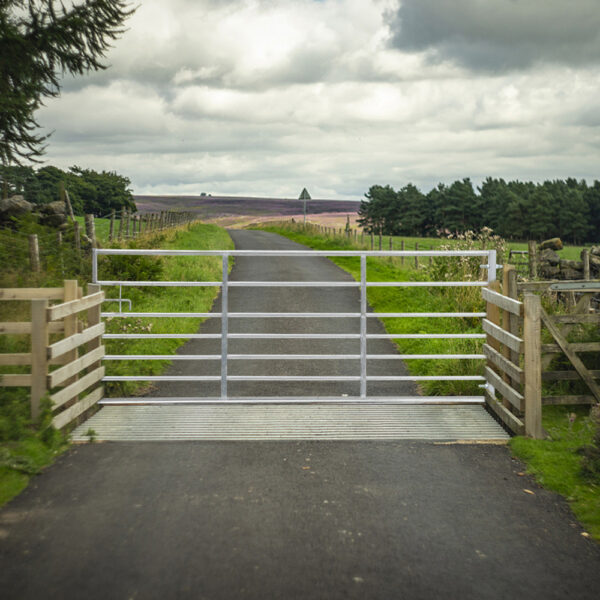 Living and Home 7 Bar Half Mesh Galvanised Metal Field Gate - 9ft Wide - Image 3